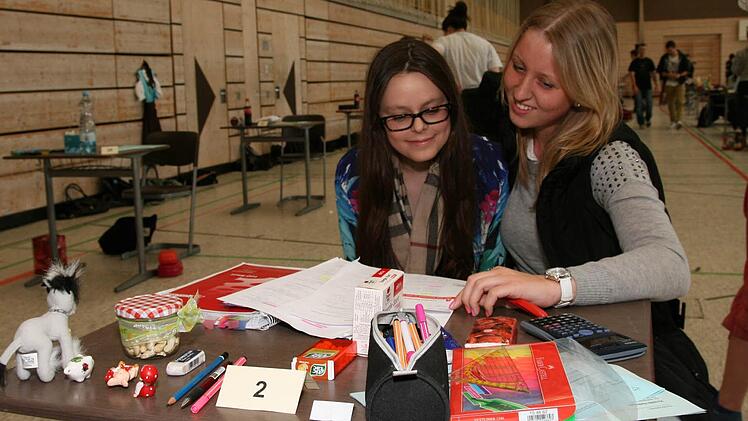 Lena (links) schrieb ihr Mathe-Abi. Freundin Kristin (rechts) hat ihr Abi bereits und kam zum Daumendrücken.  Fotos: Andreas Brandl
