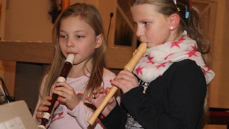 Lea Sesselmann und Patrizia Strößner sind schon ein eingespieltes Flötenteam. Sie spielten "Kling Glöckchen" und "Fröhliche Weihnacht überall".