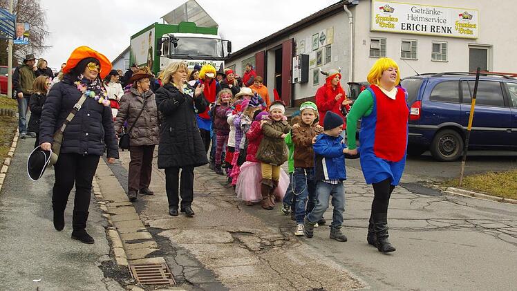 Viele bunte Vögel gab es beim Motto-Gaudiwurm des Kindergartens auf dem Wilhelmsthaler Eichsberg zu sehen.