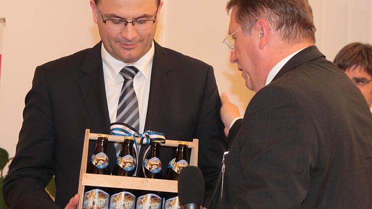 Zum Schluss gab es ein Geschenk für den Staatssekretär - natürlich Kulmbacher Bier.