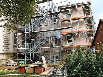 In den nächsten Tagen soll am alten Anbau des Rathauses das Dach entfernt und durch ein Flachdach ersetzt werden.  Foto: Gerda Völk