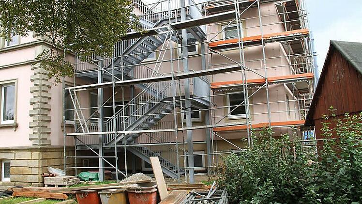 In den nächsten Tagen soll am alten Anbau des Rathauses das Dach entfernt und durch ein Flachdach ersetzt werden.  Foto: Gerda Völk