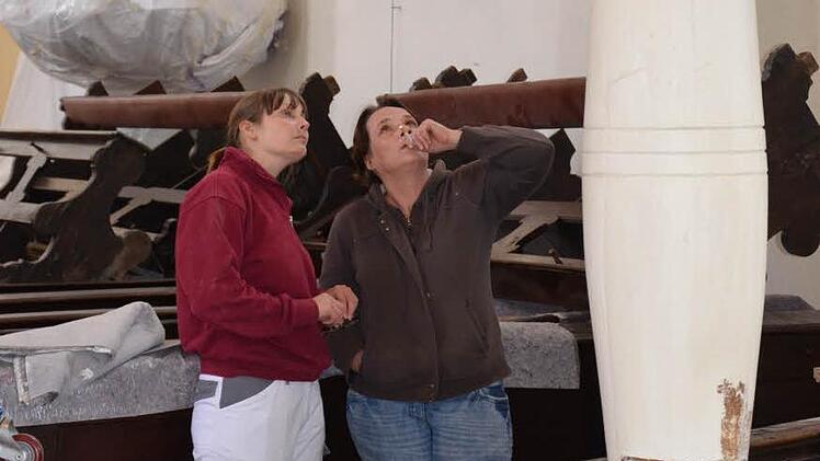 Die beiden Kirchenmalerinnen von der Firma Friedmann aus Wiesengiech begutachten ihre Arbeit.