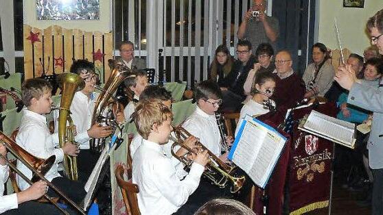 Die Untersteinacher Bläserklasse unter der Leitung von Andreas Zeitler. Foto: Klaus-Peter Wulf
