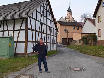 Hubert Radtke lebt schon immer in der Straße Zum Wiesengrund. Hier steht er an dem kritischen Punkt, wo bei Starkregen die Kanaldeckel herausgedrückt werden. Im Hintergrund ist seine Scheune zu sehen. Foto: Kathrin Kupka-Hahn