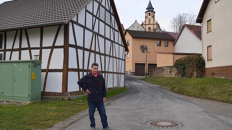 Hubert Radtke lebt schon immer in der Straße Zum Wiesengrund. Hier steht er an dem kritischen Punkt, wo bei Starkregen die Kanaldeckel herausgedrückt werden. Im Hintergrund ist seine Scheune zu sehen. Foto: Kathrin Kupka-Hahn