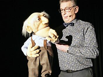 Bauchredner Erwin Motschenbacher führt mit seinem "Theo" durch das Programm in der Eggerbachhalle. Foto: Sylvia Hubele
