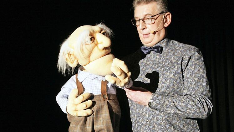 Bauchredner Erwin Motschenbacher führt mit seinem "Theo" durch das Programm in der Eggerbachhalle. Foto: Sylvia Hubele