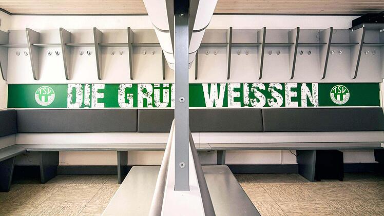 Maßgefertigte, grau-silberne Spinde und eine grüner Schriftzug samt Logo - die etwa 50 Quadratmeter große Umkleide des TSV Neudrossenfeld erscheint nach einem Umbau in neuem Glanz. Fotos: Alexander Muck