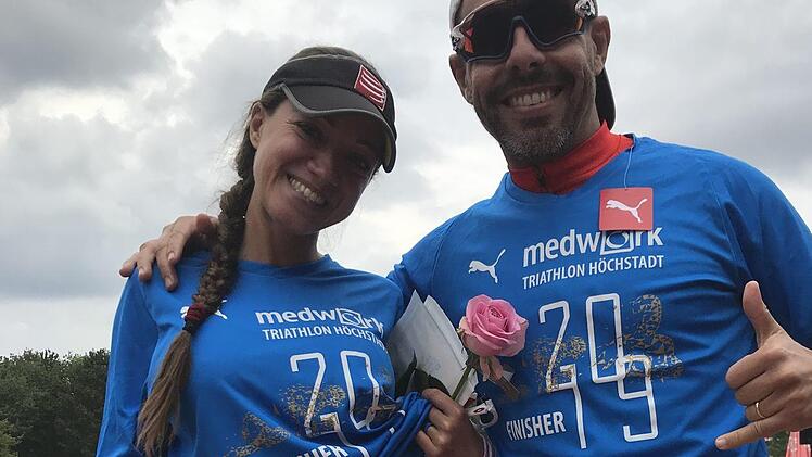 Silvia Samara Francisco (neben ihrem Mann) zeigt ihre Blessuren vom Triathlon. Daniel Ruppert