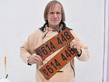 Gerald Gundelfinger mit den beiden Kennzeichen Fotos: Petra Malbrich