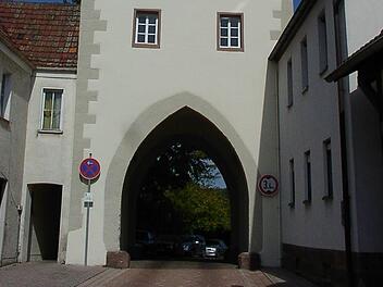 Das Torhaus - Wahrzeichen der Marktgemeinde Euerdorf, in der am Sonntag, 20. Juni,  ein Hofflohmarkt stattfindet.  Foto: Doris Bauer