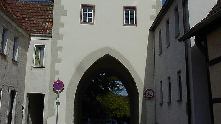 Das Torhaus - Wahrzeichen der Marktgemeinde Euerdorf, in der am Sonntag, 20. Juni,  ein Hofflohmarkt stattfindet.  Foto: Doris Bauer
