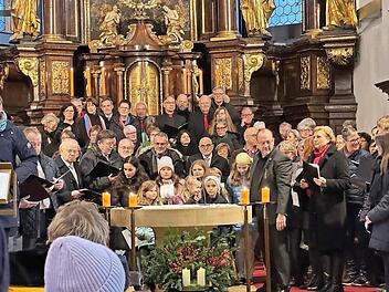 Die Hallstadter Chöre boten beim Adventskonzert ein abwechslungsreiches und besinnliches Programm.