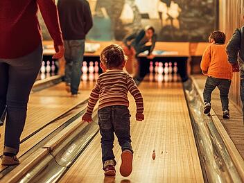 Kegeln, Kegelbahn, Bowling, Bowlingbahn, Familie, Eltern, Kinder
