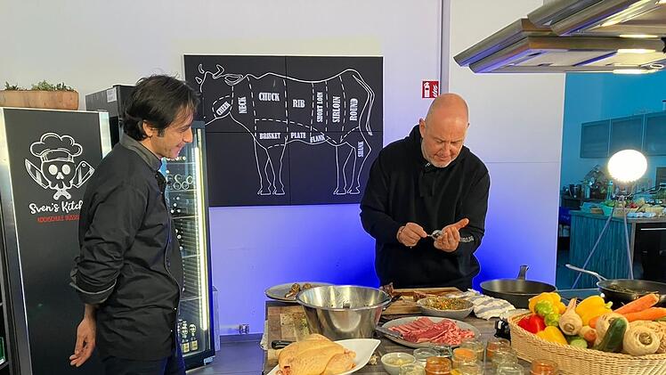 Frank Rosin hilft zum Auftakt seiner neuen Staffel "Rosins Restaurants - ein Sternekoch räumt auf" Koch und Restaurantbetreiber Reza in Haan. Drei weitere Folgen nehmen das "Gut Obermühle" in Kirchsittenbach, das "Waldcafe Forellenteich" in Braunlage und die "Wallmüllerstuben" in Treuchtlingen unter die Lupe.