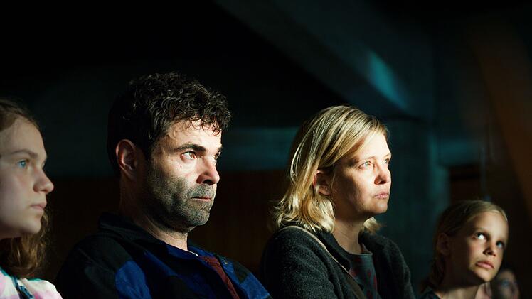 Barbara (Laura Tonke, rechts) und Thomas (Andreas D&ouml;hler, links) wollen auf den Jupiter reisen.