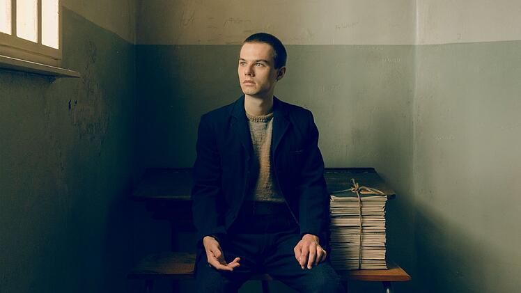 Der jugendliche Siggi Jepsen (Tom Gronau) hat in der Strafanstalt eine umfangreichen Aufsatz zum Thema "Die Freuden der Pflicht" geschrieben.