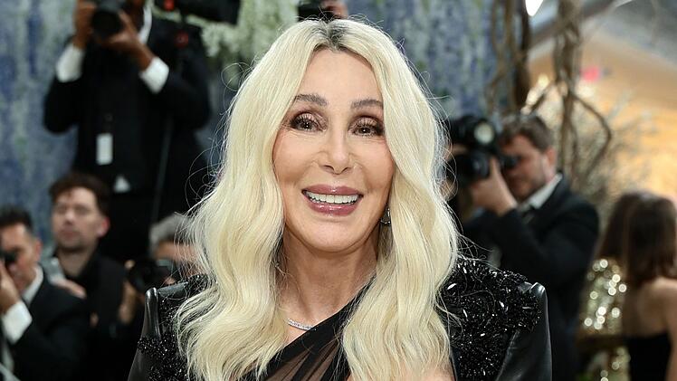 Kaum zu glauben: Cher, hier bei ihrem Auftritt auf der Met Gala Anfang Mai, feiert am 20. Mai ihren 80. Geburtstag.