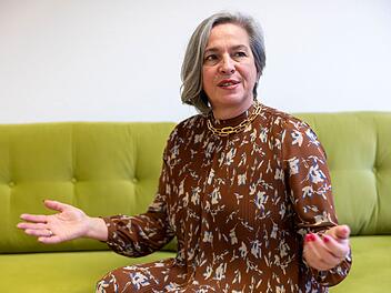 Gr&uuml;nes Sofa mit Barbara Richstein vom Wei&szlig;en Ring