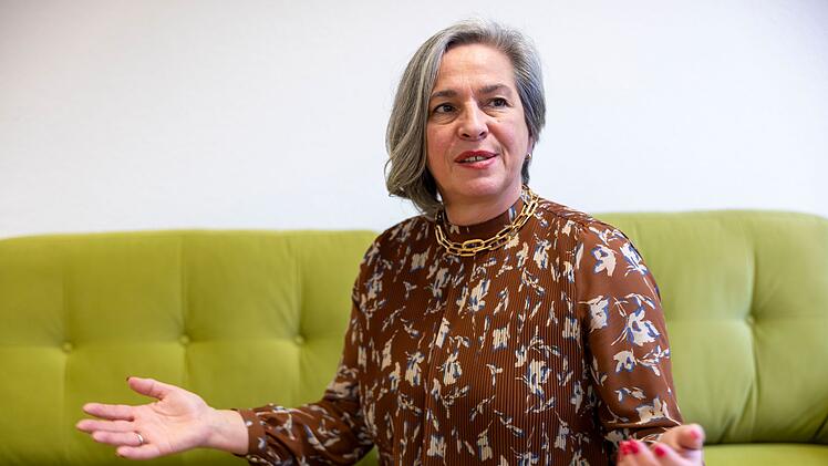 Gr&uuml;nes Sofa mit Barbara Richstein vom Wei&szlig;en Ring