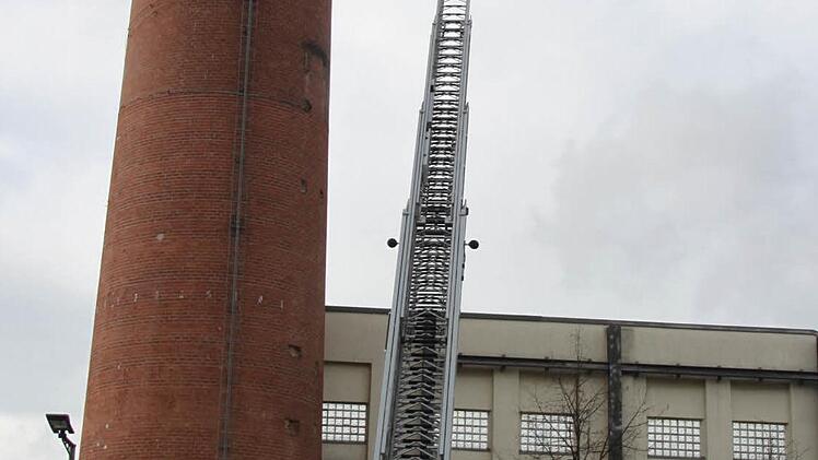 In 30 Metern Höhe klammert sich der Mann eine Stunde lang fest.