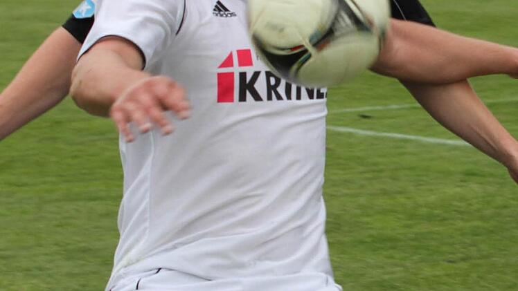 Im Strafraum schirmt Bend Pankratz (vorne) seinen Ball geschickt gegen Gästespieler Manuel Jäger ab.