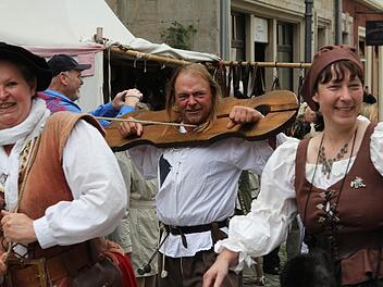 Der Räuber, den die Nordhalbener in Kronach dabei hatten, war ordentlich gefesselt. Fotos: Jan Koch