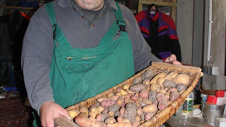 Harald Albrecht mit den wenigen Exoten, die er bei der Ernte heuer einfuhr.