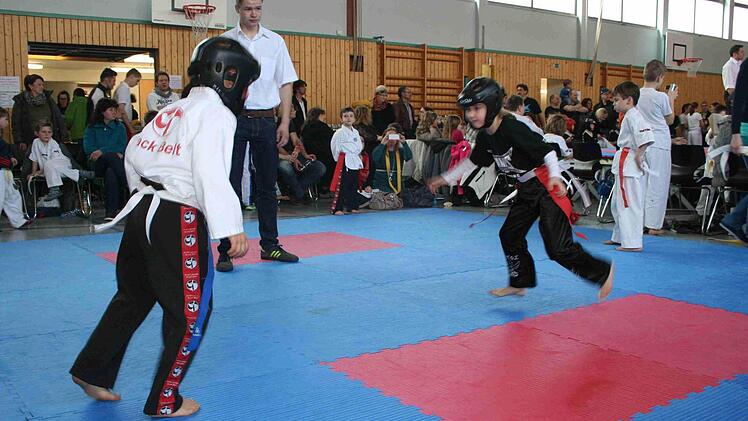 Eine Kampfszene aus der Disziplin Rumble mit der Ebernerin Jule Greul (rechts), die am Ende auch Platz eins in ihrer Klasse belegte.