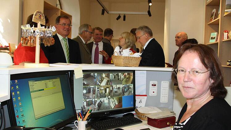 Christine Geier-Bieberich hat dank moderner Kamera-Technik vom Museumsshop aus den Überblick über alle Räume des Museums. Fotos: Ralf Ruppert