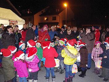 Der Kindergarten St. Pancratius hatte einen kleinen Auftritt mit winterlichen Liedern und Tänzen.  Foto: Schülein