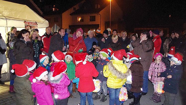 Der Kindergarten St. Pancratius hatte einen kleinen Auftritt mit winterlichen Liedern und Tänzen.  Foto: Schülein