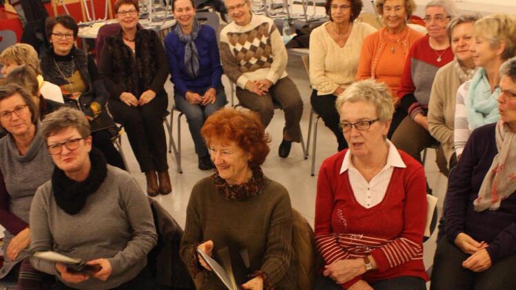 Zur Probe haben sich die Sänger und Sängerinnen schon mal zur Zahl 170 formiert. Foto: Huger