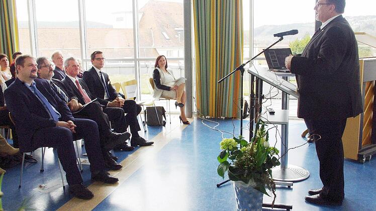 Franz Wagner (rechts), Bundesgeschäftsführer des Deutschen Berufsverbands für Pflegeberufe, referierte über "50 Jahre Pflege". Foto: Heike Schülein