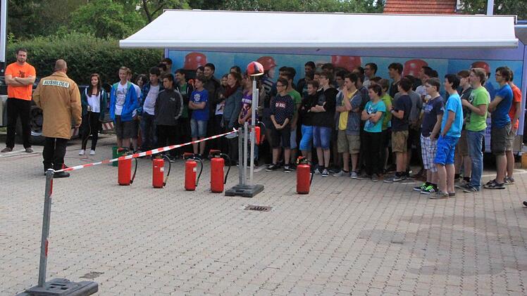 Thomas Walther beim Unterricht mit den Realschülern. Foto: Matthias Einwag