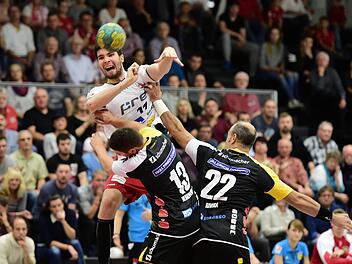 Adam Pal, der hier von den Coburgern Benedikt Kellner und Jonathan Rivera (rechts) nicht am Wurf gehindert werden kann, zeigte beim 33:22-Derbyerfolg seine bislang stärkste Vorstellung im HSC-Trikot.  Anand Anders