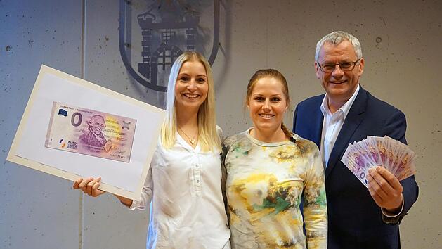 Eisenstadts B&uuml;rgermeister Thomas Steiner pr&auml;sentiert mit zwei Stadtangestellten den neuen Null-Euro-Schein. Foto: Stadtgemeinde Eisenstadt