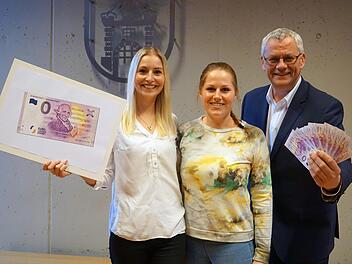 Eisenstadts Bürgermeister Thomas Steiner präsentiert mit zwei Stadtangestellten den neuen Null-Euro-Schein. Foto: Stadtgemeinde Eisenstadt