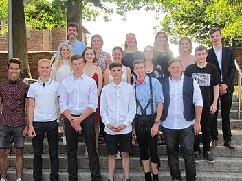 18 Schülerinnen und Schüler haben an der Rudolf-Steiner-Schule in Beiersdorf erfolgreich den Waldorf-Abschluss gemeistert. Sechs von ihnen erwarben zusätzlich die Mittlere Reife. Foto: Martin Koch