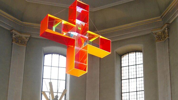 Unter dem Lichtkreuz stehend kann man die "Himmelsleiter" hochsteigen, erklärte Ludger Hinse. Foto: Stephanie Elm