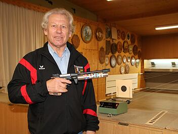 Raimund Ortlieb bildet seit über 40 Jahren den Schützennachwuchs aus. Den Jugendlichen einen verantwortungsbewusster Umgang mit dem Sportgerät zu vermitteln, ist ihm sehr wichtig. Foto: Dagmar Besand