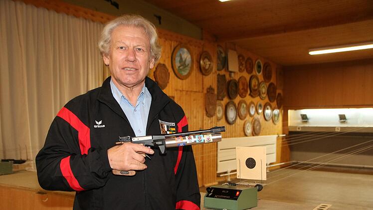 Raimund Ortlieb bildet seit über 40 Jahren den Schützennachwuchs aus. Den Jugendlichen einen verantwortungsbewusster Umgang mit dem Sportgerät zu vermitteln, ist ihm sehr wichtig. Foto: Dagmar Besand