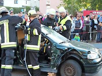 Dank technischer Hilfsmittel aus zwei hydraulischen Rettungssätzen konnte eine präzise Rettung eingeklemmter Personen aus einem Auto erfolgen.  Foto: K.- H. Hofmann