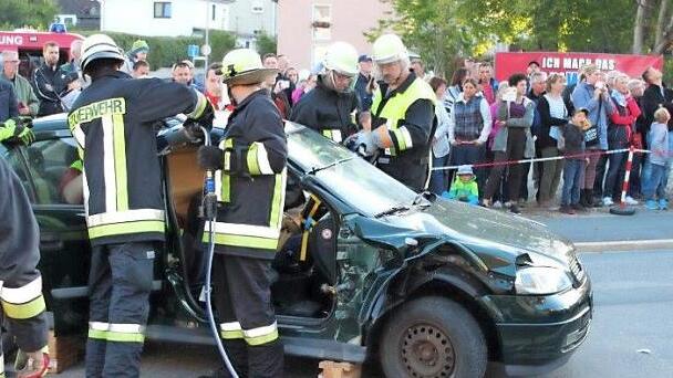 Dank technischer Hilfsmittel aus zwei hydraulischen Rettungssätzen konnte eine präzise Rettung eingeklemmter Personen aus einem Auto erfolgen.  Foto: K.- H. Hofmann