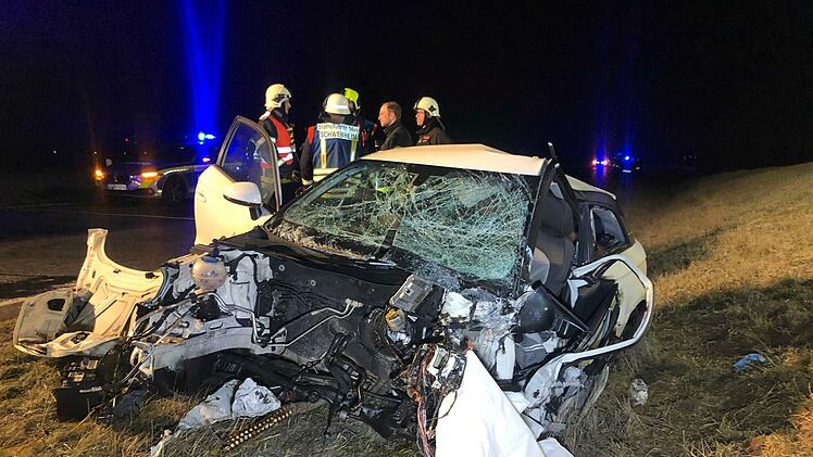 Ein Bild der Zestörung bietet sich am frühen Montagmorgen auf der B286. Eine Autofahrerin verlor in der Folge des Unfalls ihr Leben. Foto: NEWS5 / Merzbach