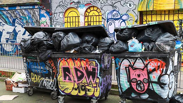 Zu volle Mülltonnen werden von der Müllabfuhr nicht entsorgt.