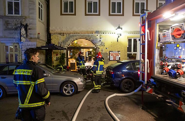 Coburg: Brand im Hotel - Feuerwehr bringt Gäste über Drehleiter in Sicherheit