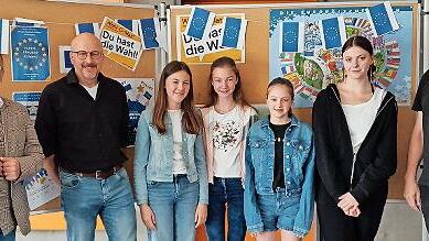 Die Preisträgerinnen (ab 3. von links) Luisa Kuhn, Theresa Schu-berth, Elisa Schubert und Kiara Mallwitz mit (von links) dem Schulleiter Markus Arneth sowie den betreuenden Lehrkräften Martin Warmuth und Rolf Dotzauer.