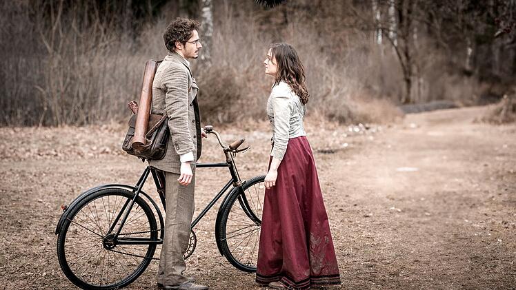 Der Ingenieur Max Jordan (Daniil Kremkin) und Luisa (Lena Urzendowsky) scheinen sich zunehmend besser zu verstehen.